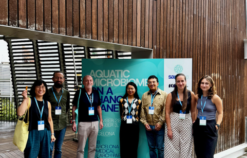 The picture shows a group of Microbial Oceanography Lab members at the SAME18.