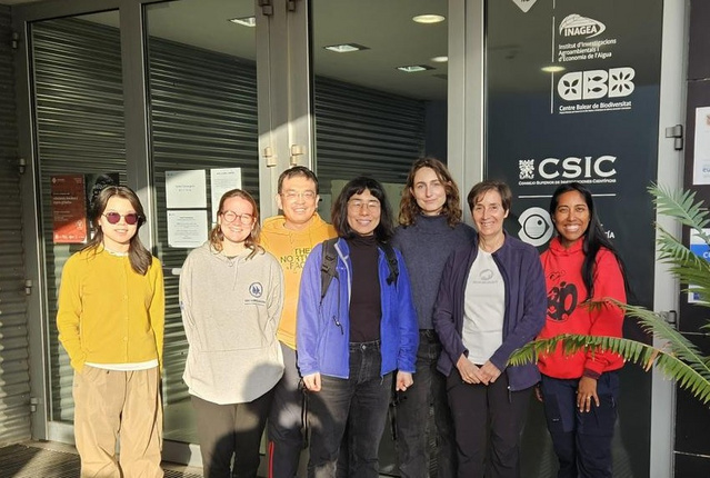 The picture shows a group of Microbial Oceanography Lab members together with collaborators.