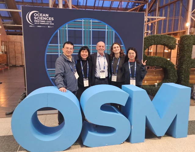The picture shows a group of Microbial Oceanography Lab members at the OSM. 